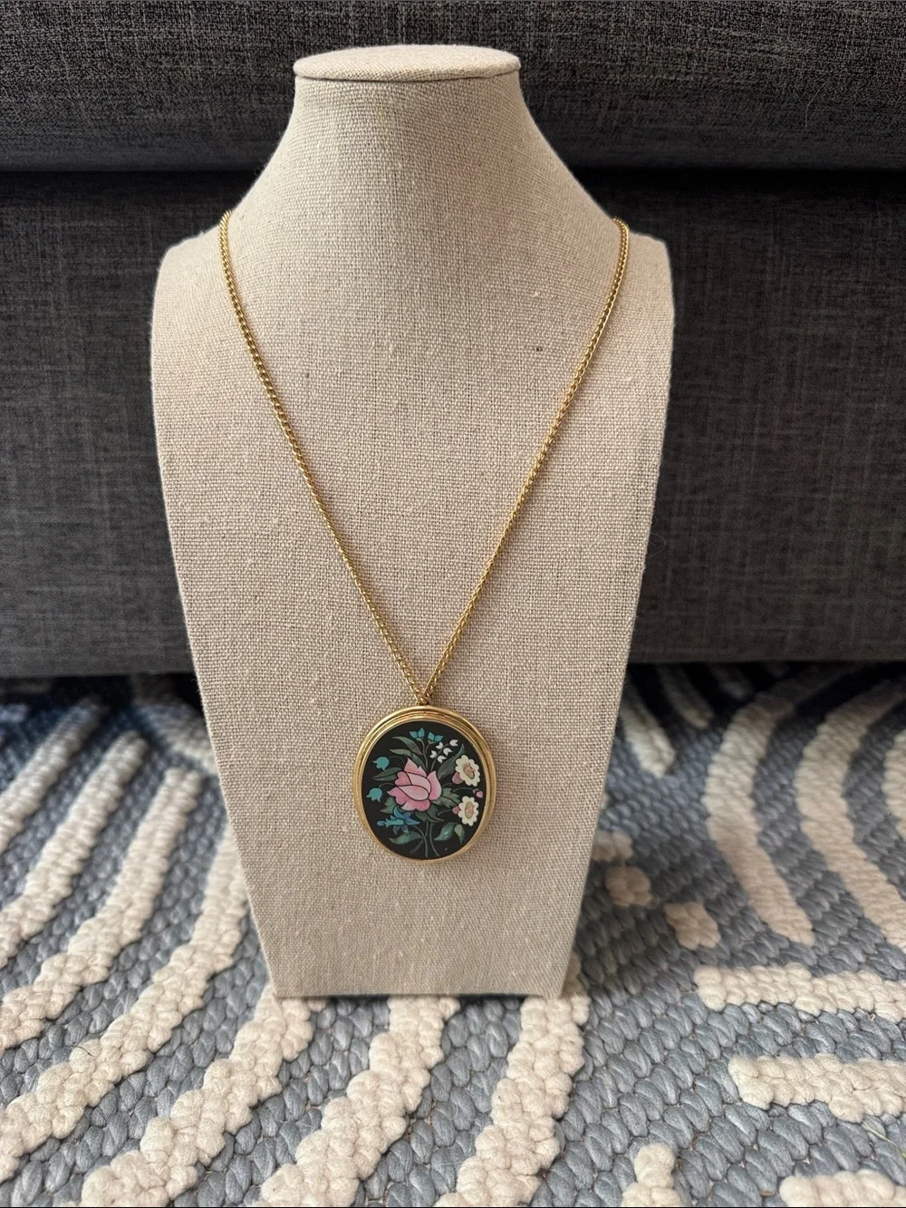 Vintage Avon Floral Pendant Necklace Gold Tone 26